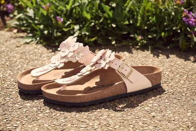 Gizeh flower Toe Thong in Light Rose Leather