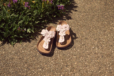Gizeh flower Toe Thong in Light Rose Leather